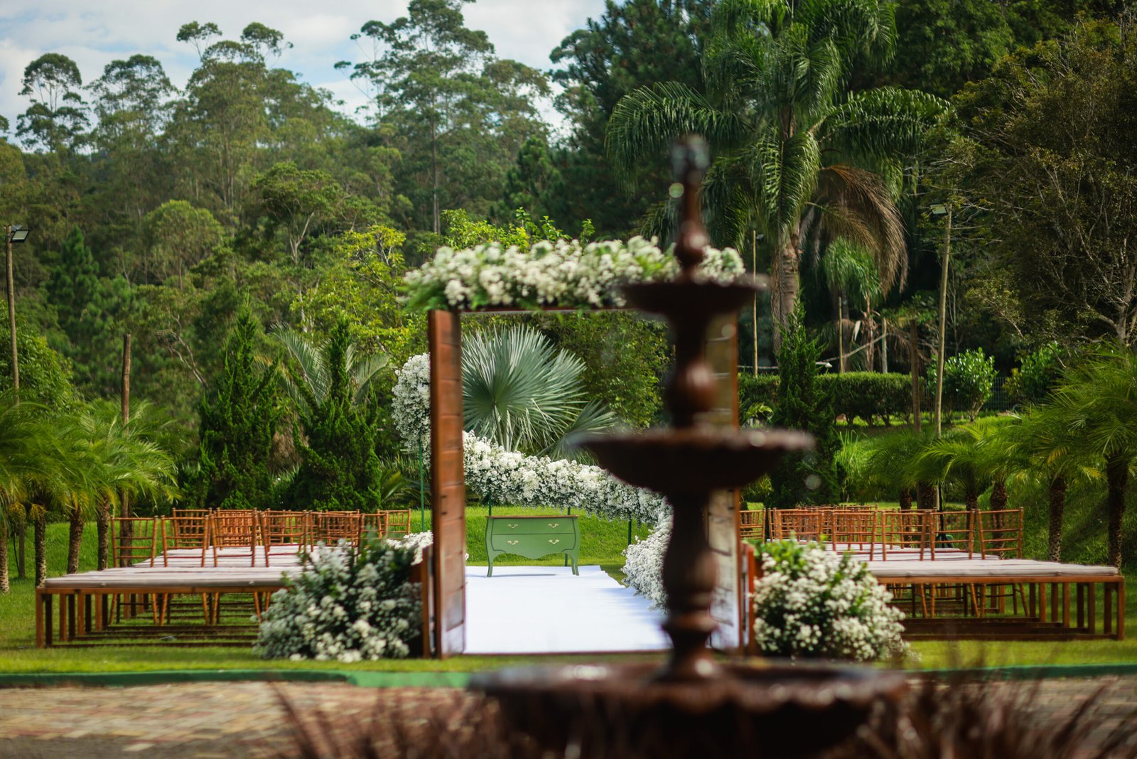 Cerimônia ao ar livre com paisagismo