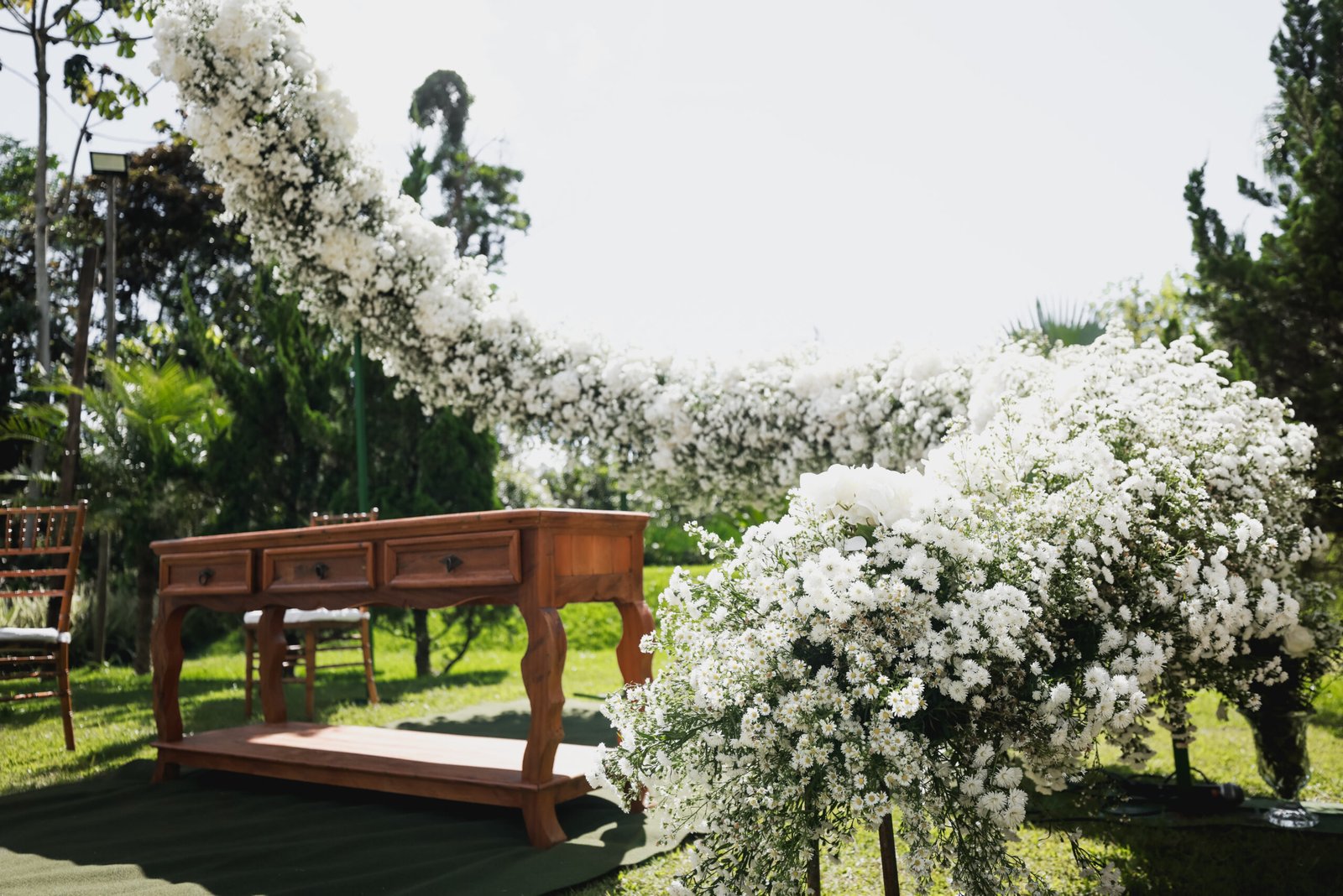 Cerimônia ao ar livre com flores brancas